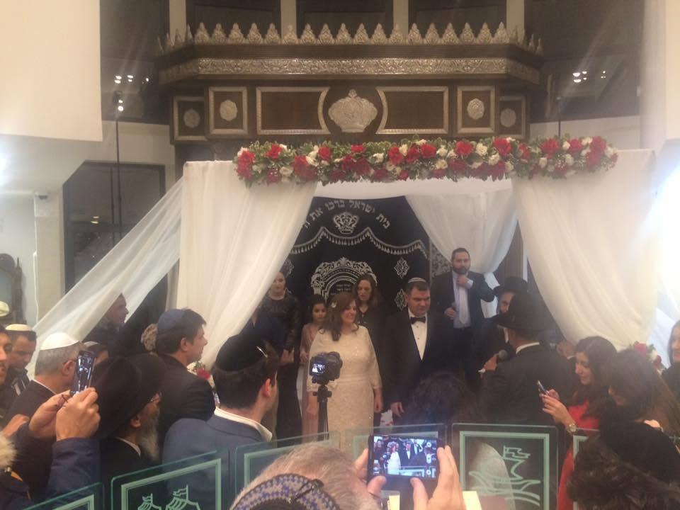 Cérémonie de mariage sous la houppa, entourée des invités