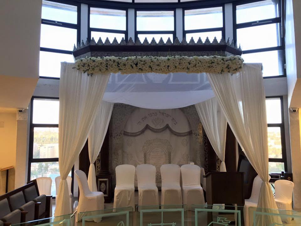 Houppa dressée sous la coupole vitrée pour un mariage à la synagogue