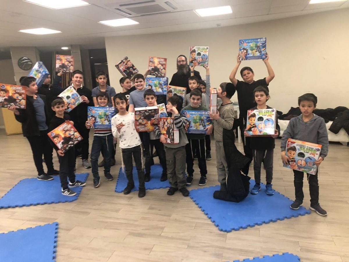 Distribution de cadeaux aux enfants de la communauté dans la salle