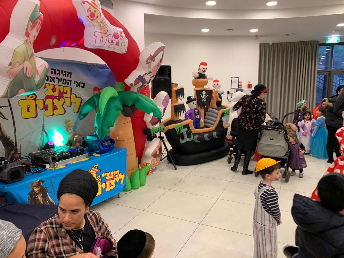 Fête de Pourim pour les enfants dans la salle de réception