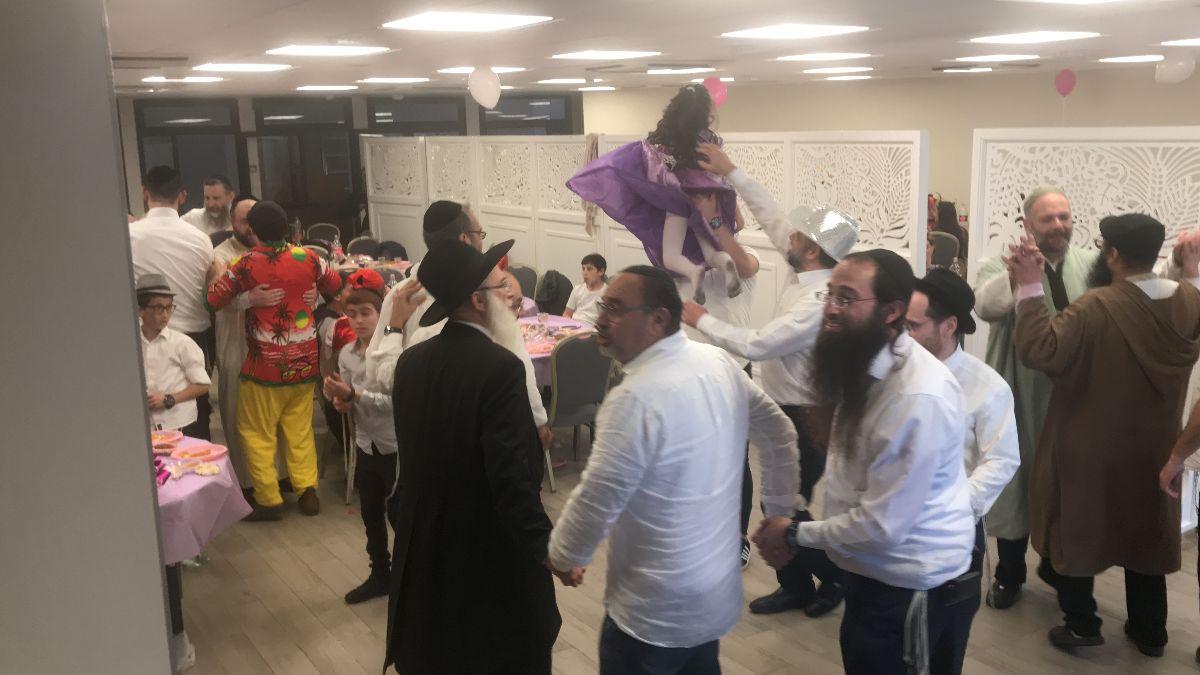 Repas de fête et danses dans la salle de réception