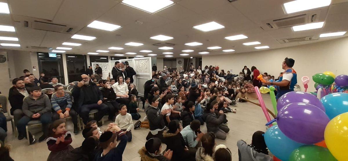 Spectacle pour enfants dans la salle de réception de la synagogue