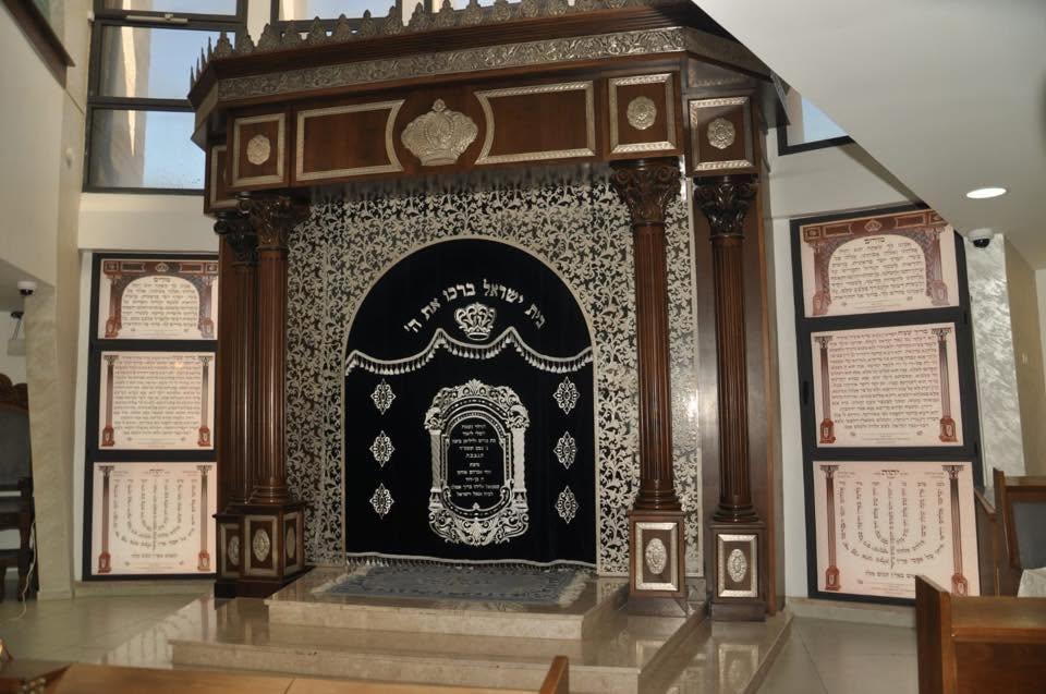 L'Aron Hakodech et son parokhet brodé d'argent, encadré de colonnes de bois sculpté