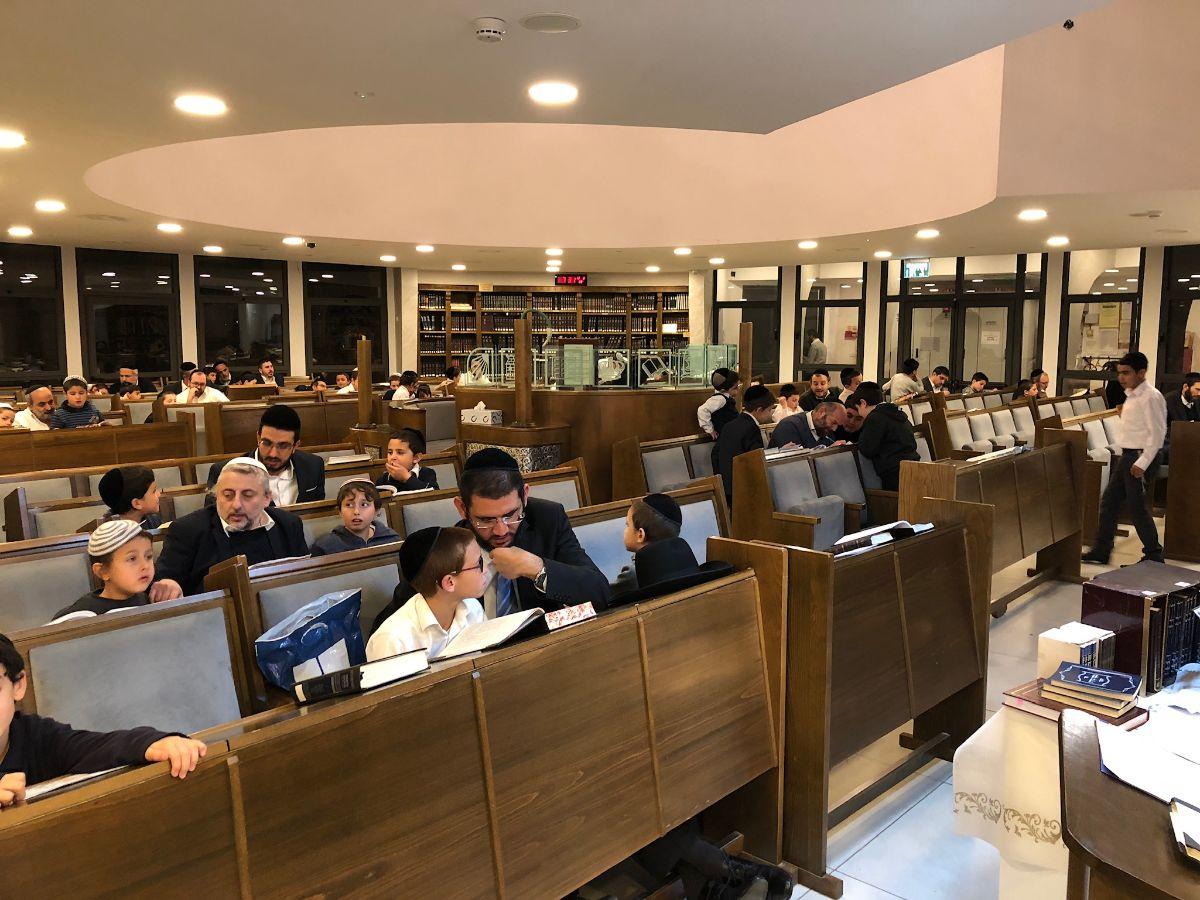Avot ou Banim : pères et fils étudient ensemble dans la salle de prière