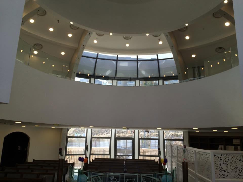 La coupole vitrée et la galerie intérieure de la synagogue