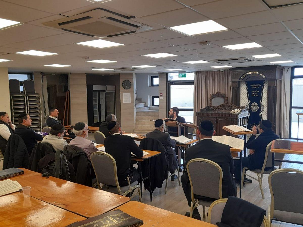 Cours de Torah du Rav Daniel Behar devant l'Aron Hakodech