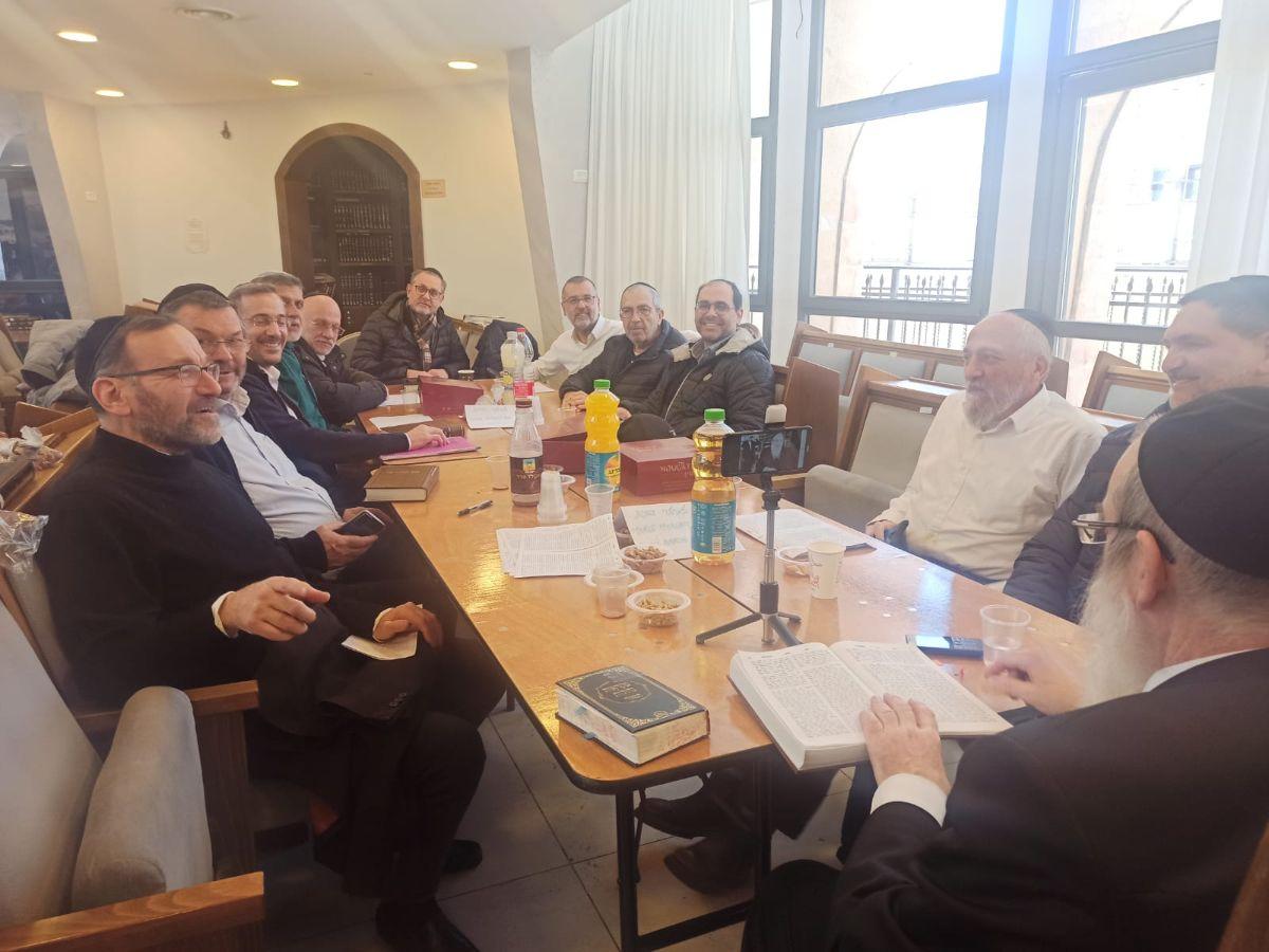 Étude en groupe autour de la table à la synagogue Beth Annaelle VeIsrael