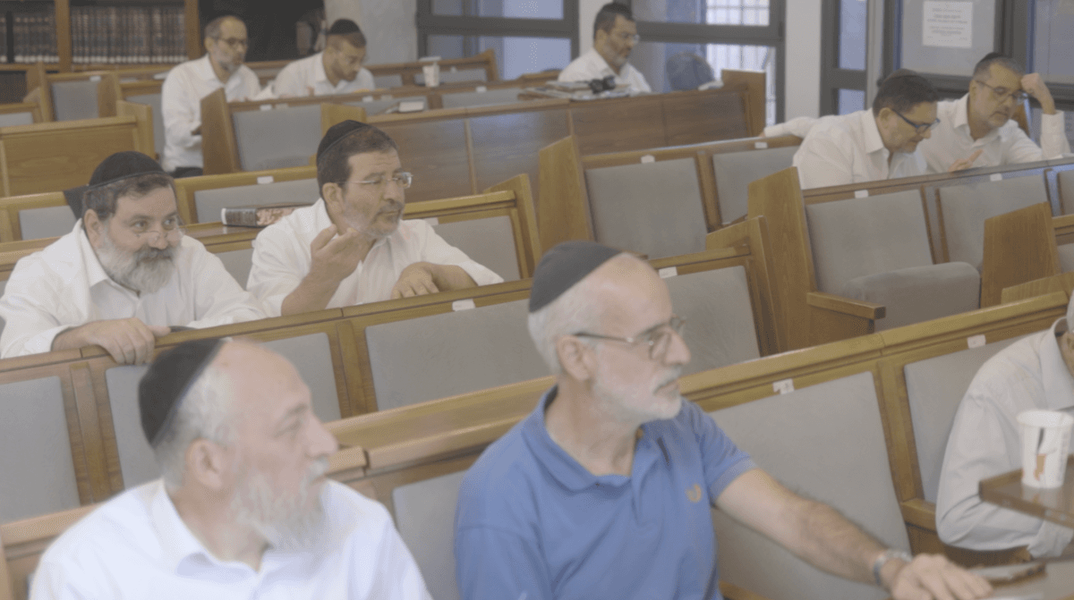 Fidèles assis dans la salle de prière pendant un cours